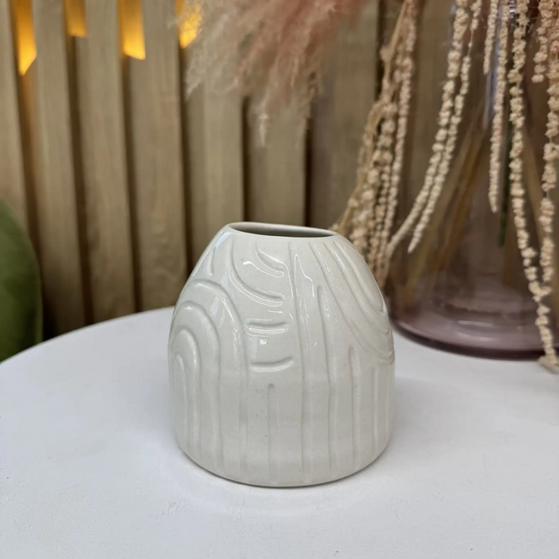 Ваза интерьерная гончарная белая с фактурой Fabrica